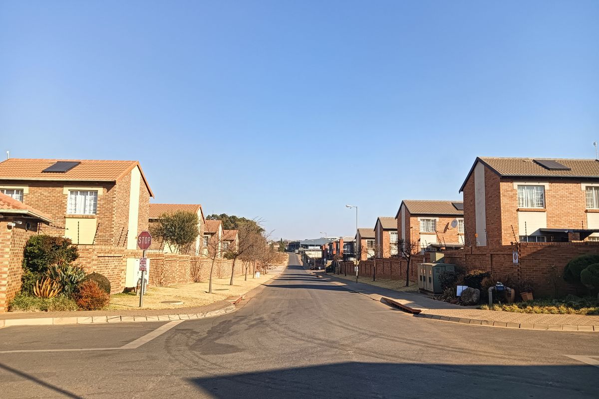 Modern 3 bedroom townhouse in Raslouw Ridge! - Photo 4