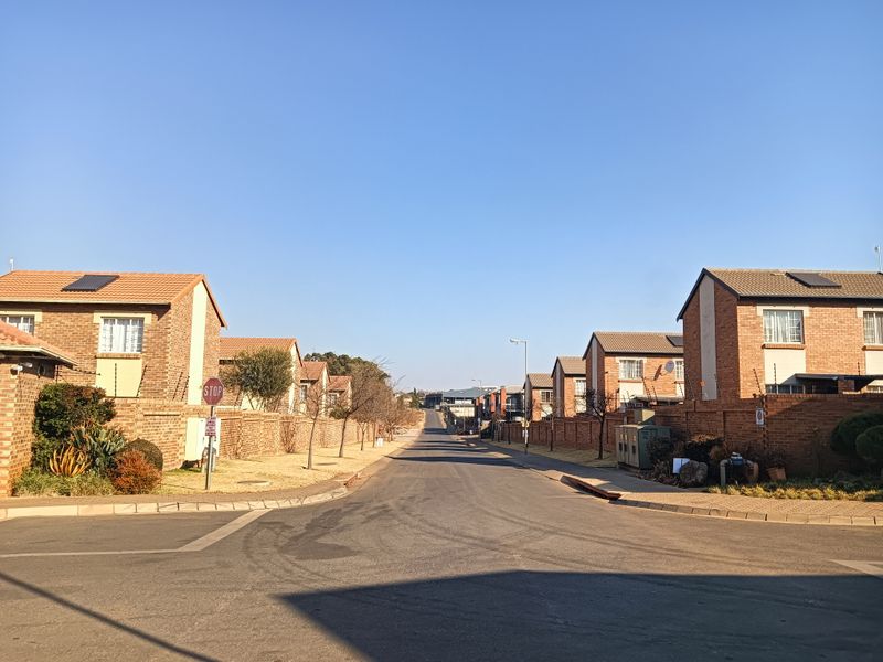 Modern 3 bedroom townhouse in Raslouw Ridge! - Photo 4