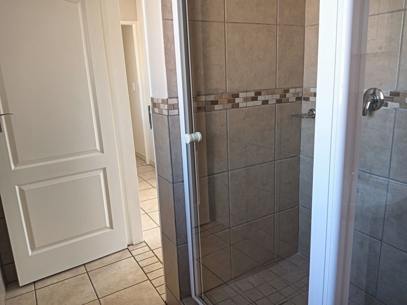 Modern 3 bedroom townhouse in Raslouw Ridge! - Photo 10
