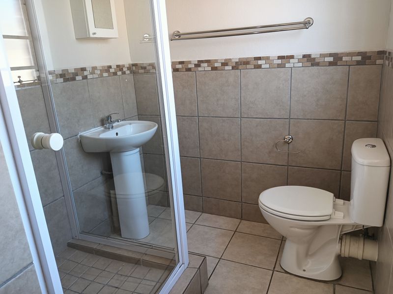 Modern 3 bedroom townhouse in Raslouw Ridge! - Photo 9