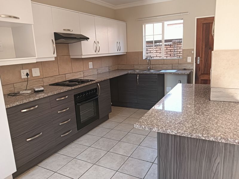 Modern 3 bedroom townhouse in Raslouw Ridge! - Photo 7