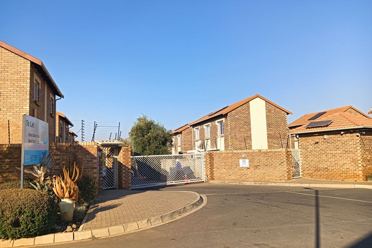 Modern 3 bedroom townhouse in Raslouw Ridge! - Photo 3