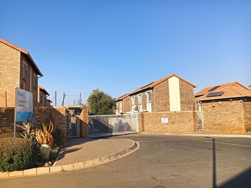 Modern 3 bedroom townhouse in Raslouw Ridge! - Photo 3