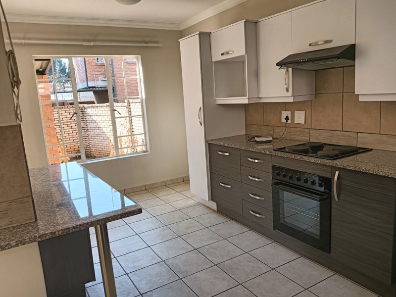 Modern 3 bedroom townhouse in Raslouw Ridge! - Photo 6
