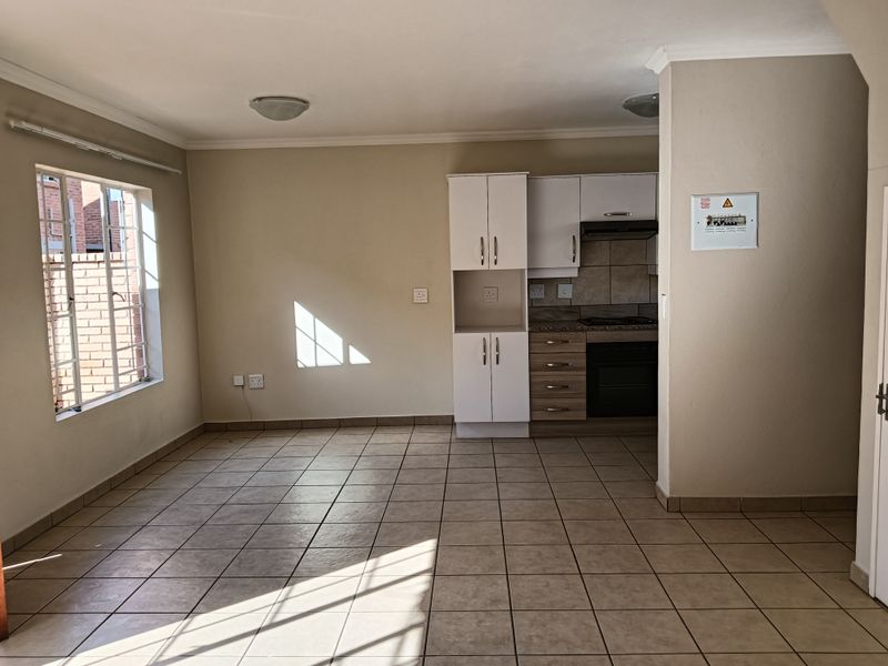 Modern 2-Bedroom Duplex For Sale in Raslouw Ridge! - Photo 5