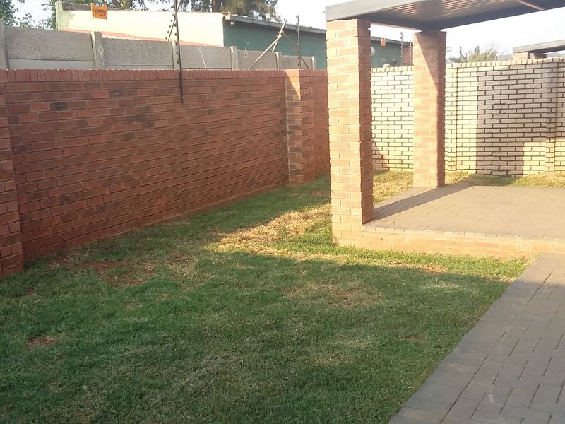 Modern 2-Bedroom Duplex For Sale in Raslouw Ridge! - Photo 2