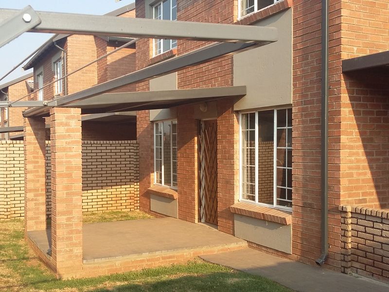 Modern 2-Bedroom Duplex For Sale in Raslouw Ridge! - Photo 3