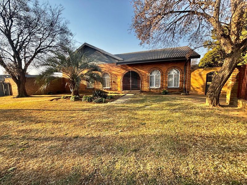 Spacious 4-Bedroom Family Home with Flat, Pool & Ample Living Areas – Kriel - Photo 1