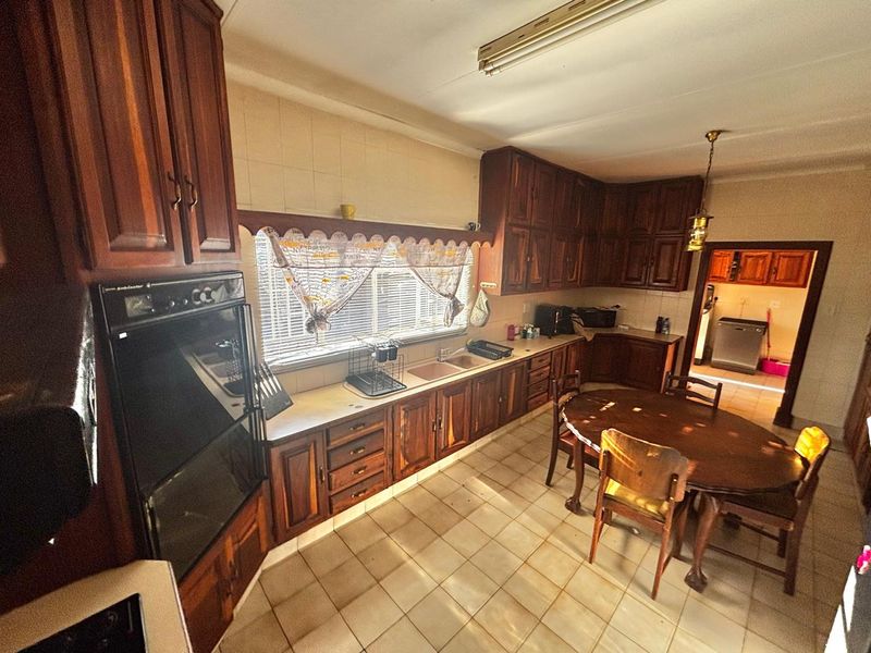 Spacious 4-Bedroom Family Home with Flat, Pool & Ample Living Areas – Kriel - Photo 9