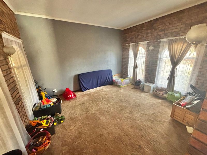 Spacious 4-Bedroom Family Home with Flat, Pool & Ample Living Areas – Kriel - Photo 3