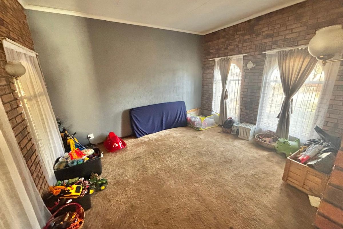 Spacious 4-Bedroom Family Home with Flat, Pool & Ample Living Areas – Kriel - Photo 3