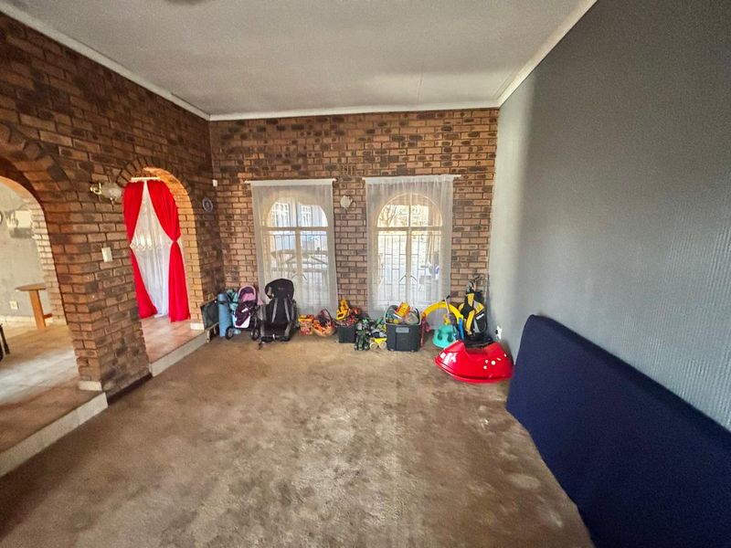 Spacious 4-Bedroom Family Home with Flat, Pool & Ample Living Areas – Kriel - Photo 4