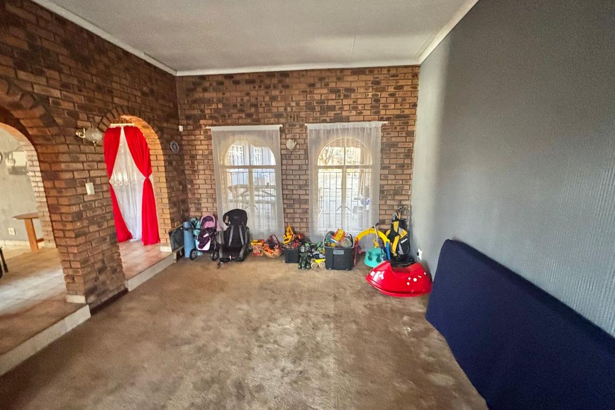Spacious 4-Bedroom Family Home with Flat, Pool & Ample Living Areas – Kriel - Photo 4