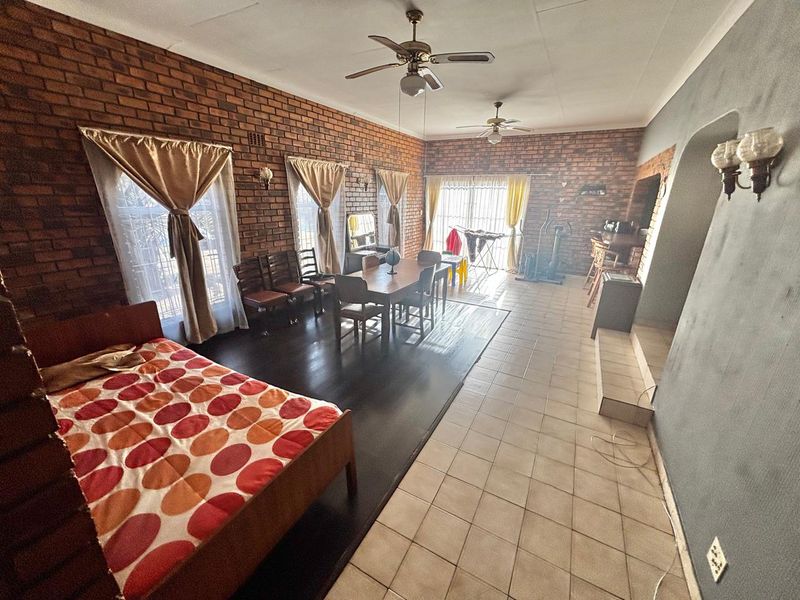 Spacious 4-Bedroom Family Home with Flat, Pool & Ample Living Areas – Kriel - Photo 5