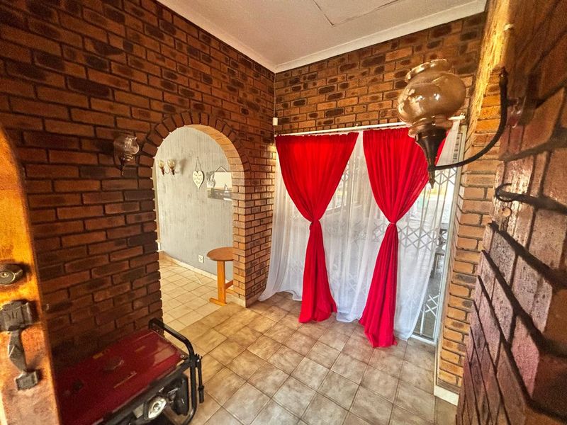 Spacious 4-Bedroom Family Home with Flat, Pool & Ample Living Areas – Kriel - Photo 2