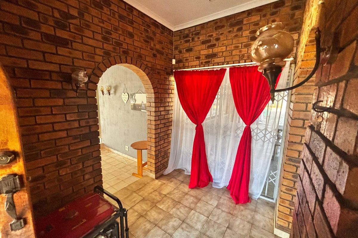 Spacious 4-Bedroom Family Home with Flat, Pool & Ample Living Areas – Kriel - Photo 2