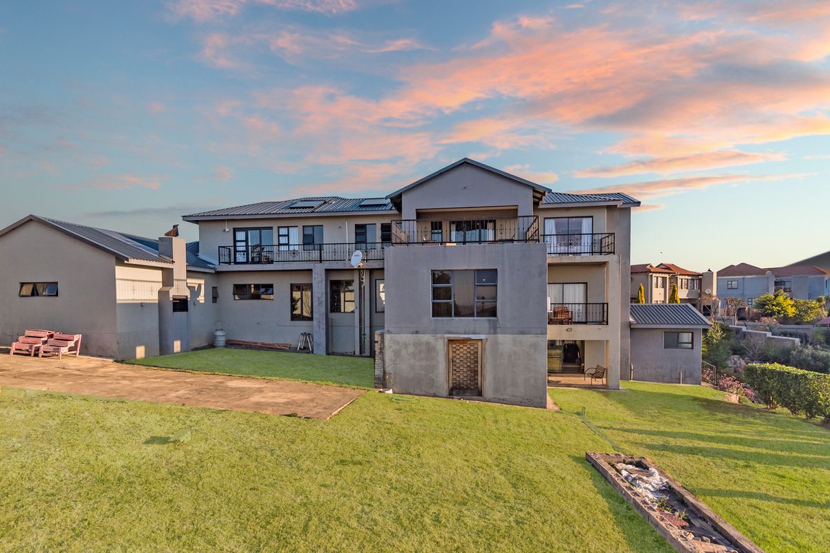 🏡 Massive 2556m2 Estate Living in Heuningklip! | Krugersdorp | Clearview Estate North 🌳 - Photo 3