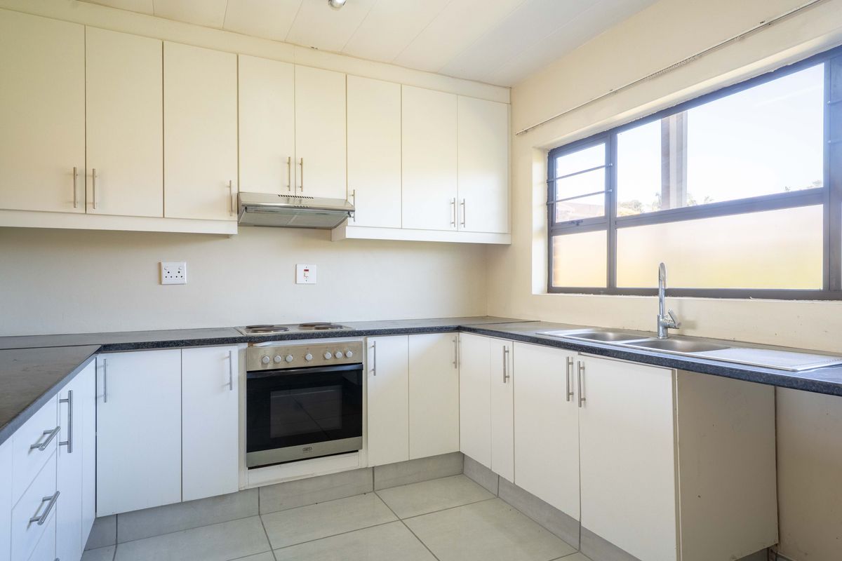 Newly Renovated Apartment in Central Scottburgh - Photo 2