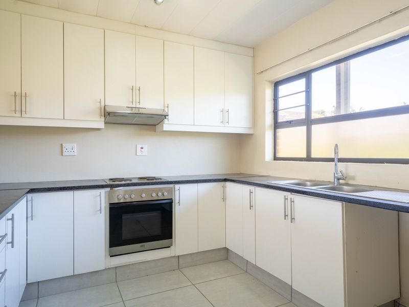 Newly Renovated Apartment in Central Scottburgh - Photo 2