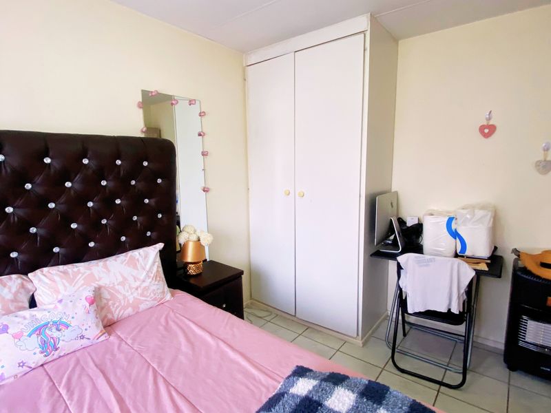 Attractive First Floor Apartment in Silkwood Complex - Photo 9