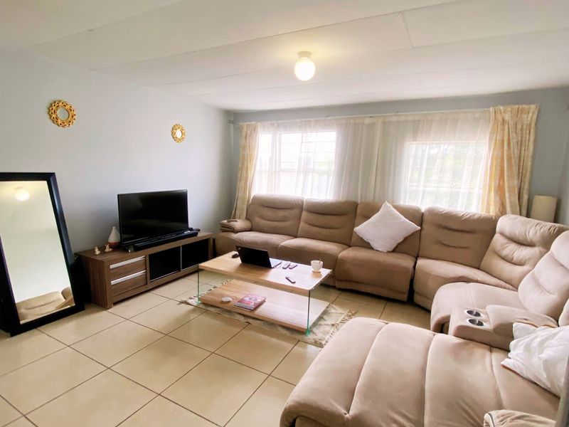 Attractive First Floor Apartment in Silkwood Complex - Photo 4