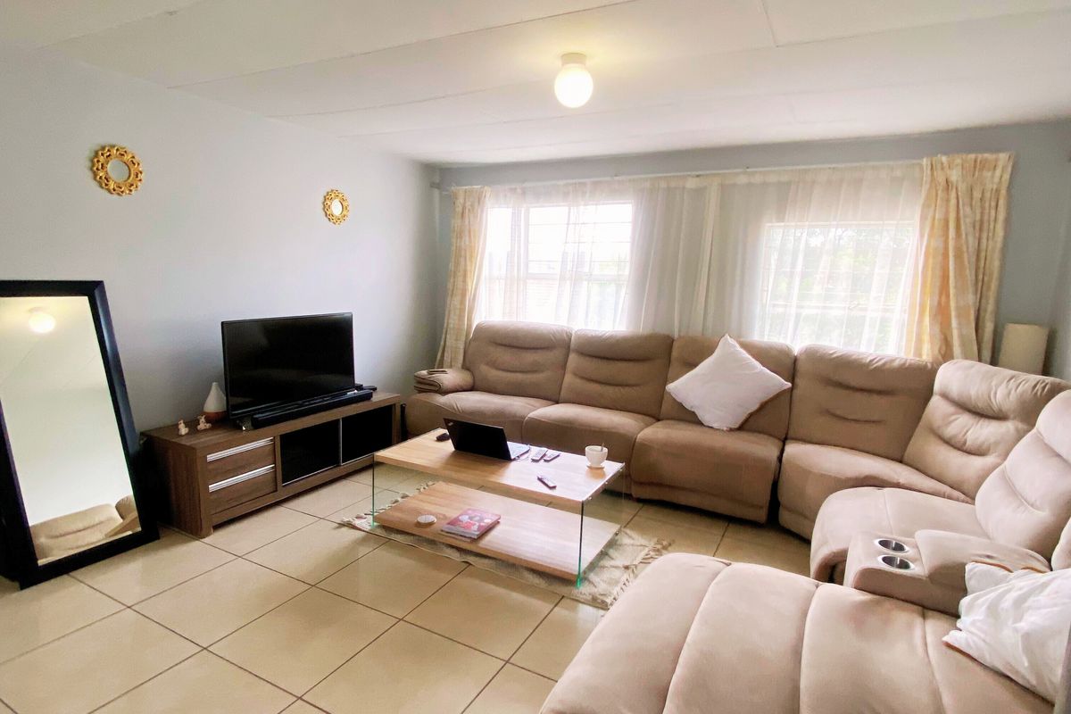 Attractive First Floor Apartment in Silkwood Complex - Photo 4