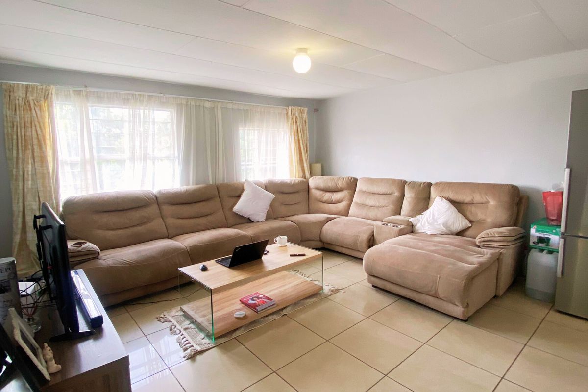 Attractive First Floor Apartment in Silkwood Complex - Photo 5