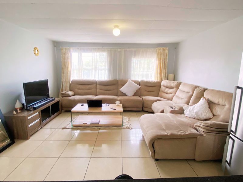 Attractive First Floor Apartment in Silkwood Complex - Photo 3