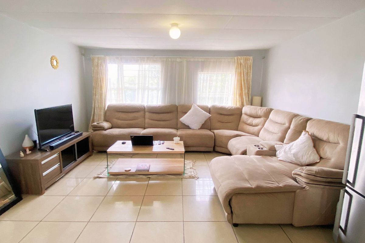 Attractive First Floor Apartment in Silkwood Complex - Photo 3