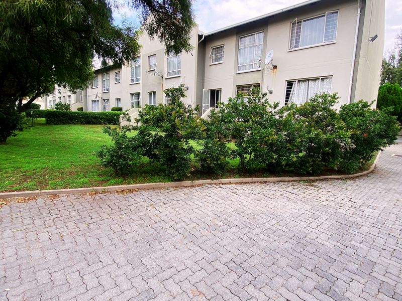 Attractive First Floor Apartment in Silkwood Complex - Photo 2