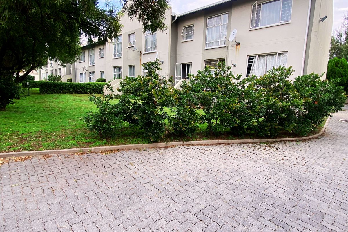 Attractive First Floor Apartment in Silkwood Complex - Photo 2