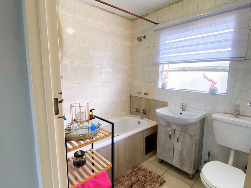 Attractive First Floor Apartment in Silkwood Complex - Photo 10
