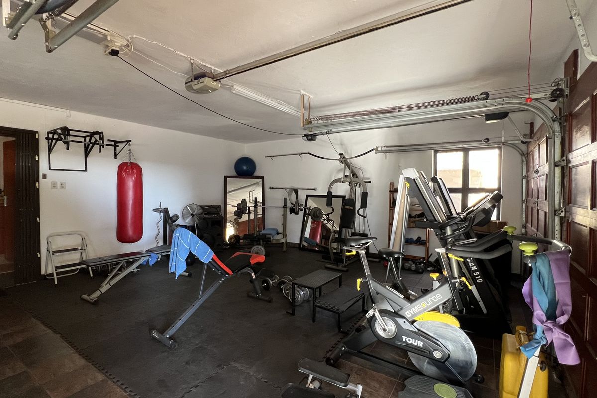 Smart Living Starts Here – Solar, Space & Security Included. - Photo 2