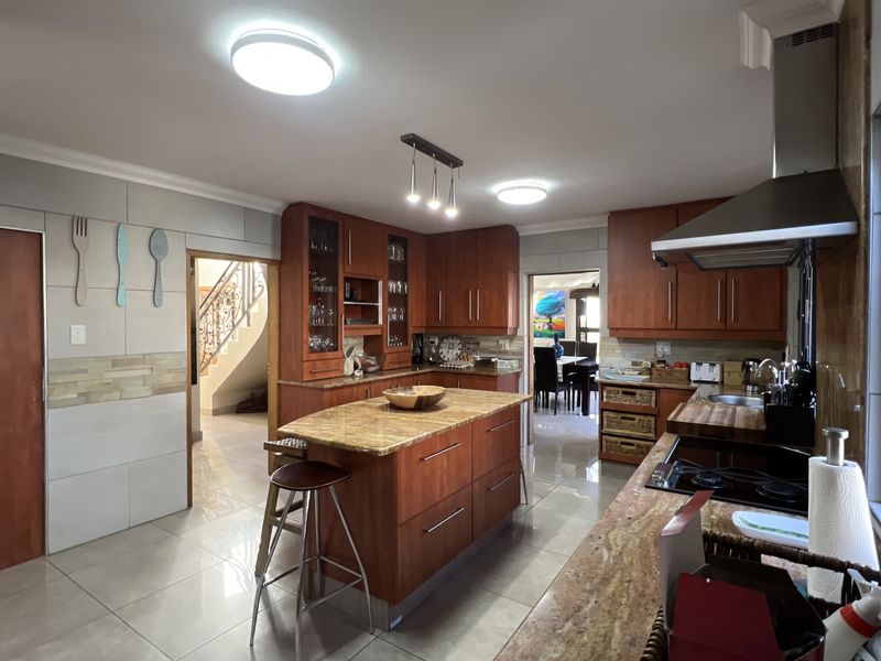 Smart Living Starts Here – Solar, Space & Security Included. - Photo 10