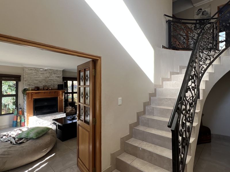 Smart Living Starts Here – Solar, Space & Security Included. - Photo 8