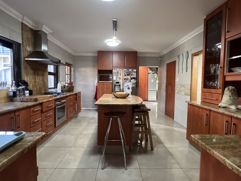 Smart Living Starts Here – Solar, Space & Security Included. - Photo 9