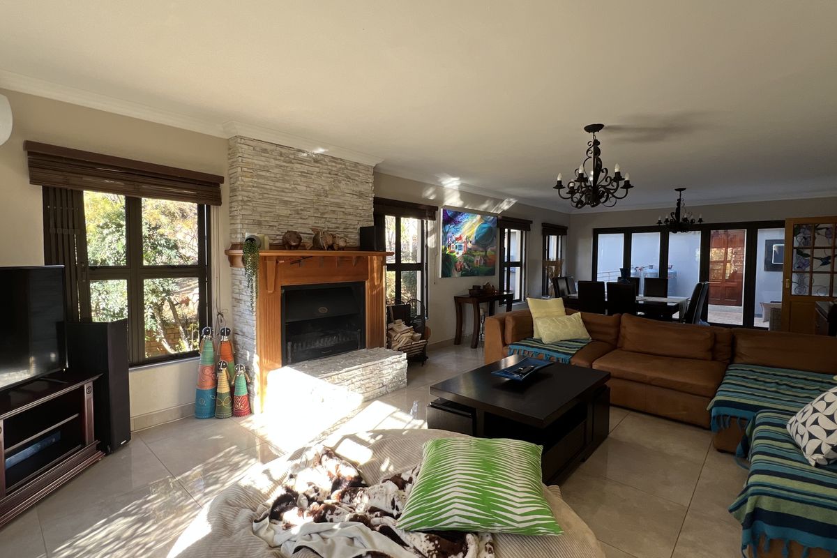 Smart Living Starts Here – Solar, Space & Security Included. - Photo 3