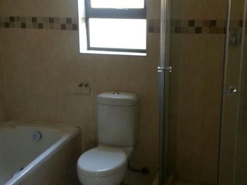 Classy & Spacious Ground Floor 2-Bedroom Flat - Photo 6