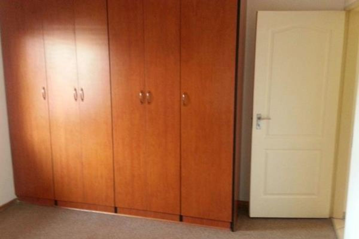 Classy & Spacious Ground Floor 2-Bedroom Flat - Photo 3