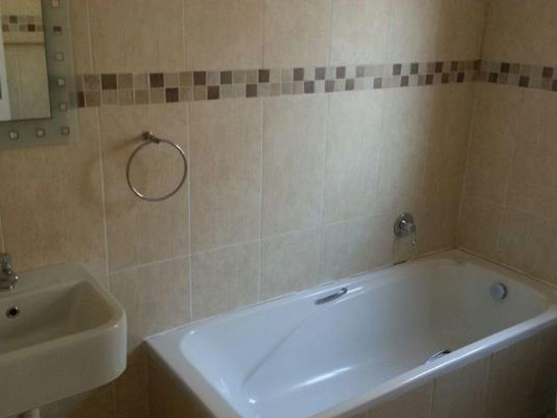 Classy & Spacious Ground Floor 2-Bedroom Flat - Photo 5