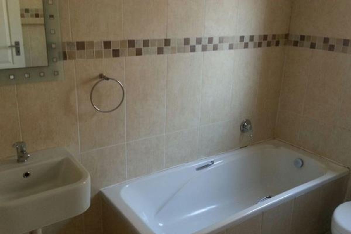 Classy & Spacious Ground Floor 2-Bedroom Flat - Photo 5