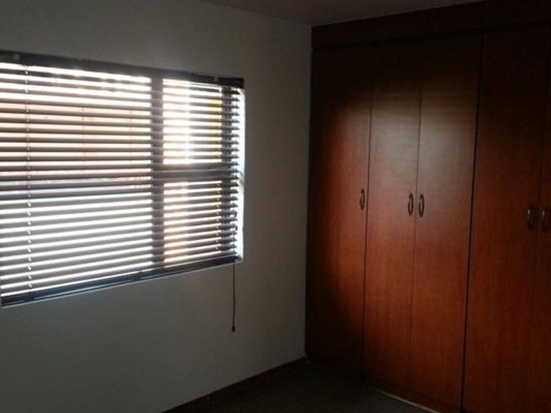 Classy & Spacious Ground Floor 2-Bedroom Flat - Photo 8