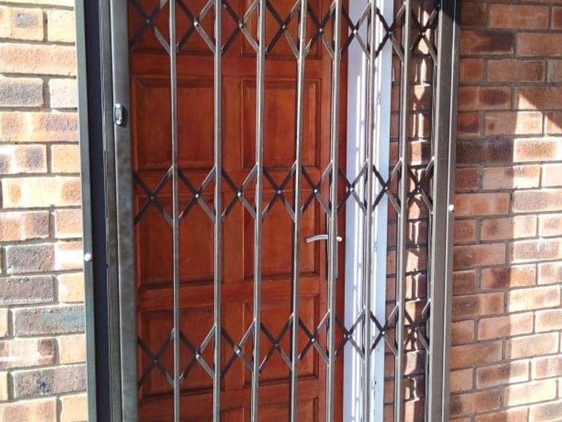 Classy & Spacious Ground Floor 2-Bedroom Flat - Photo 9