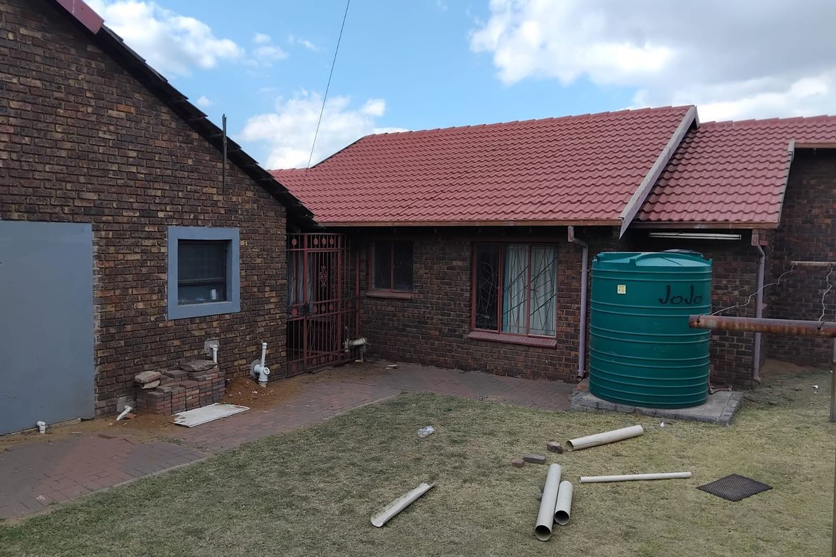 3 BEAUTIFUL BEDROOM HOUSE - Photo 4