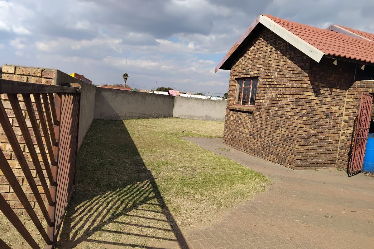 3 BEAUTIFUL BEDROOM HOUSE - Photo 2