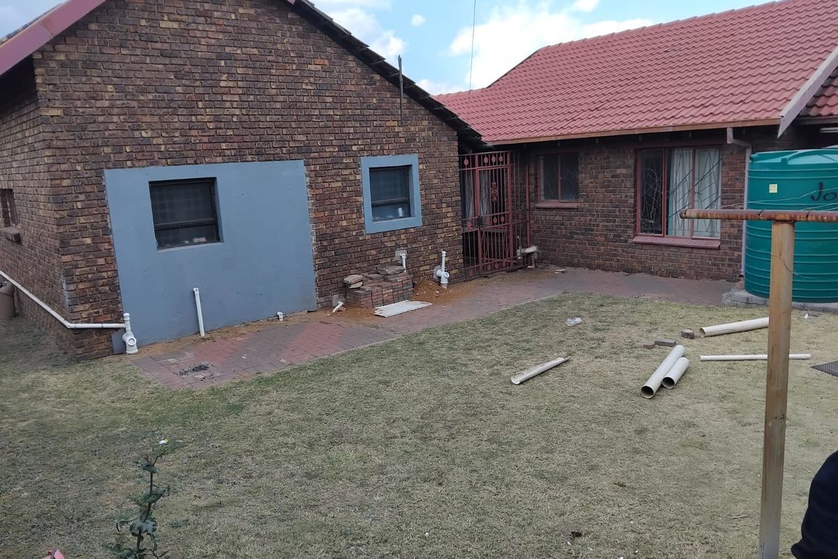 3 BEAUTIFUL BEDROOM HOUSE - Photo 3