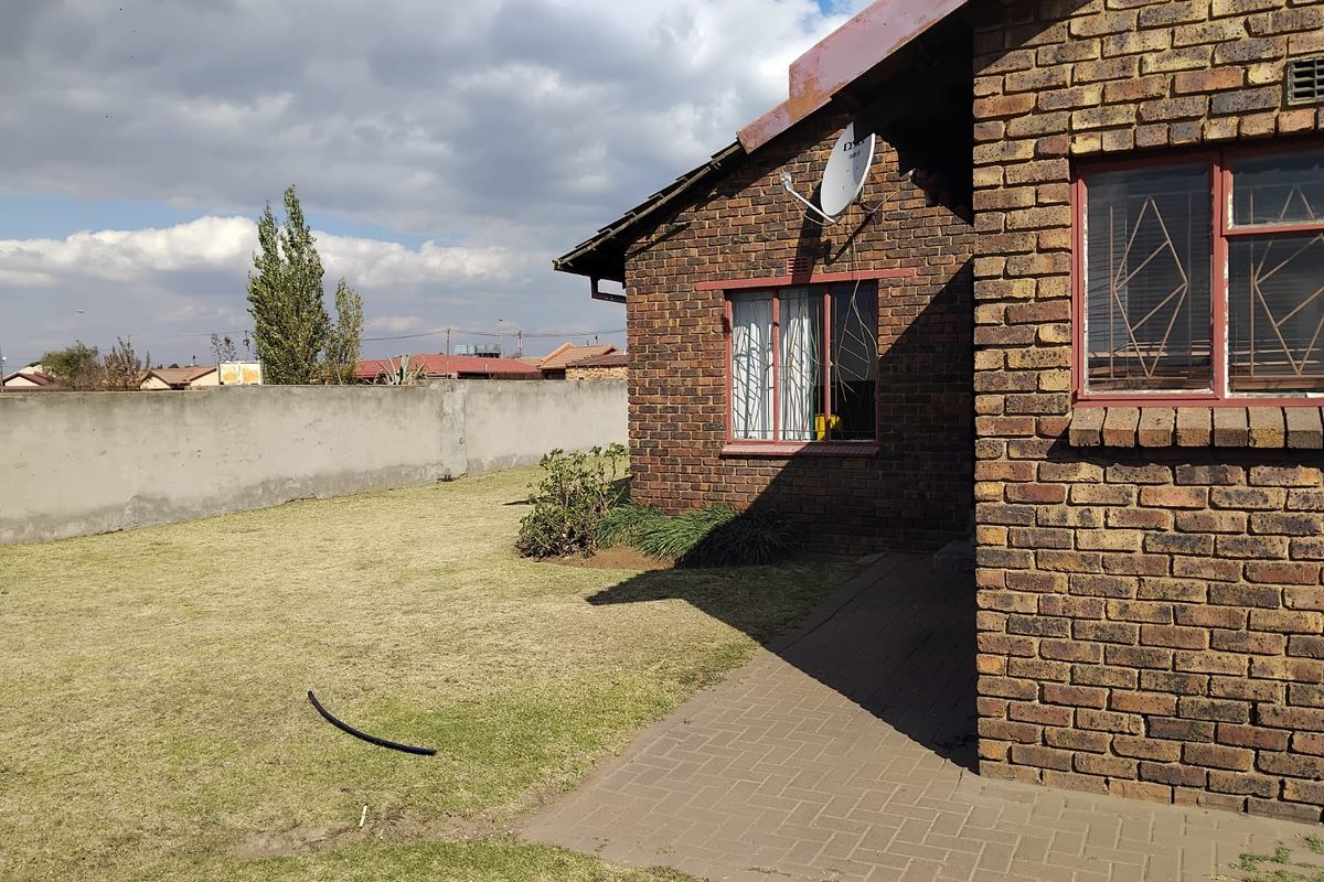 3 BEAUTIFUL BEDROOM HOUSE - Photo 5