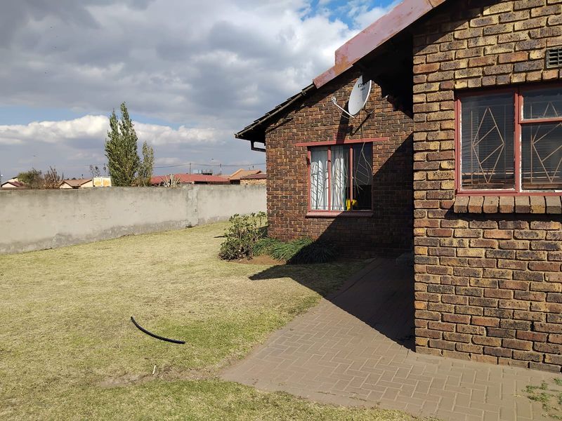 3 BEAUTIFUL BEDROOM HOUSE - Photo 5