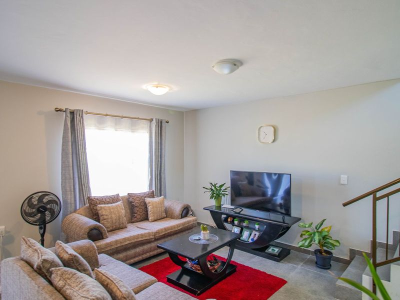 House in Secure Estate - Photo 5