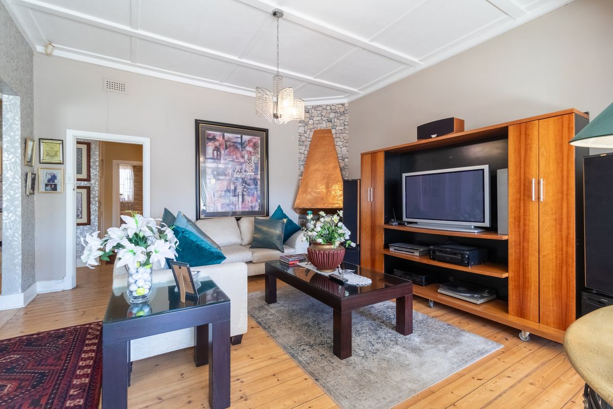 "Luxurious Comfort Meets Elegant Style: Your Dream Home Awaits!" - Photo 3